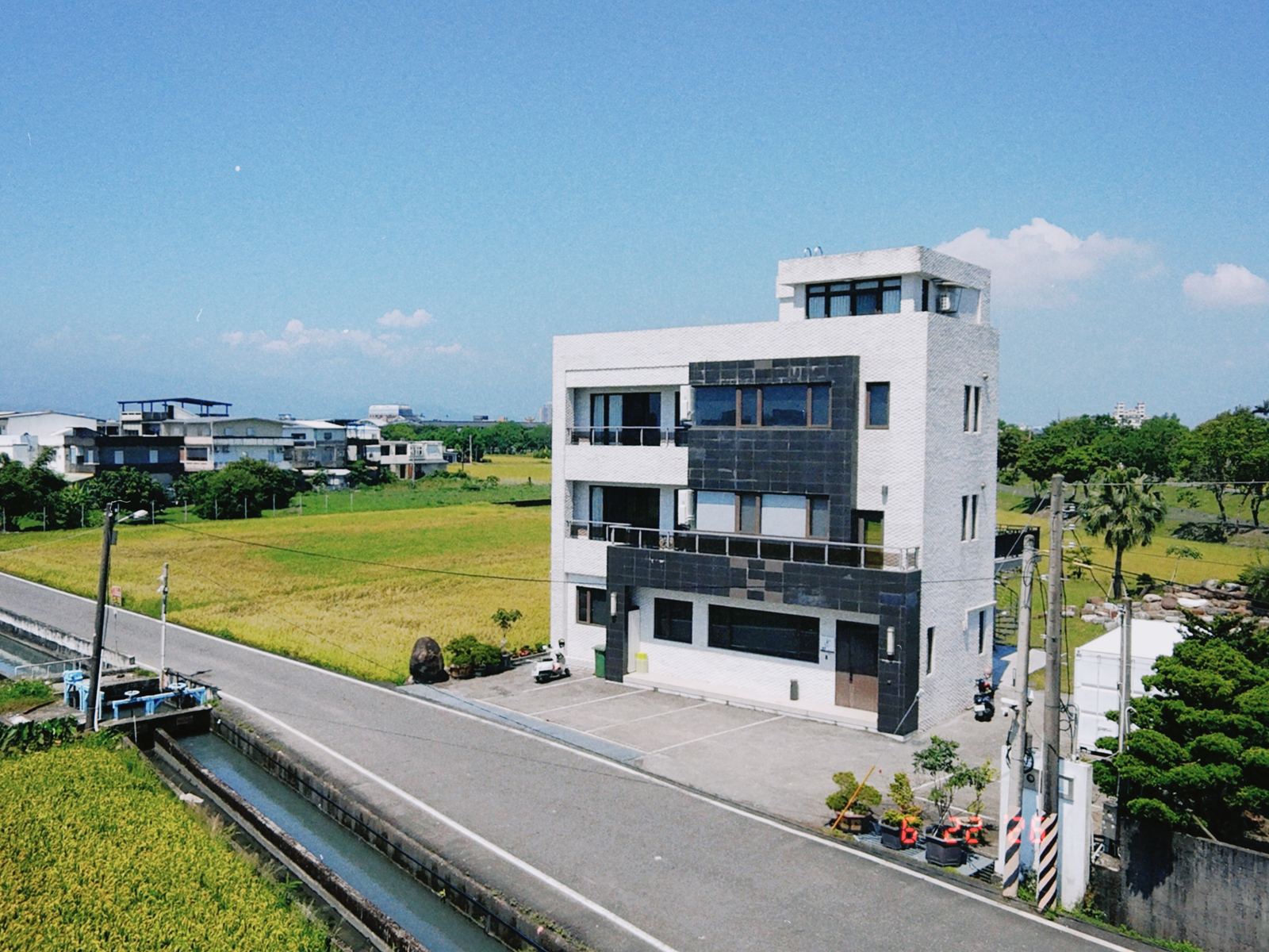 民宿正面稻田